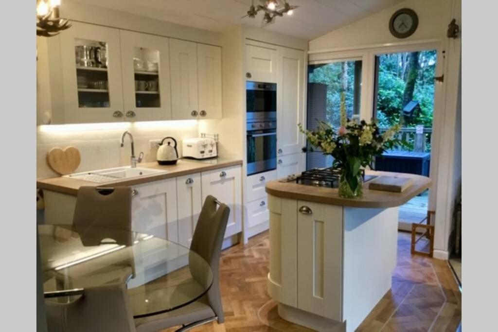 Mistletoe One Luxury Lodge With Hot Tub Windermere Esterno foto