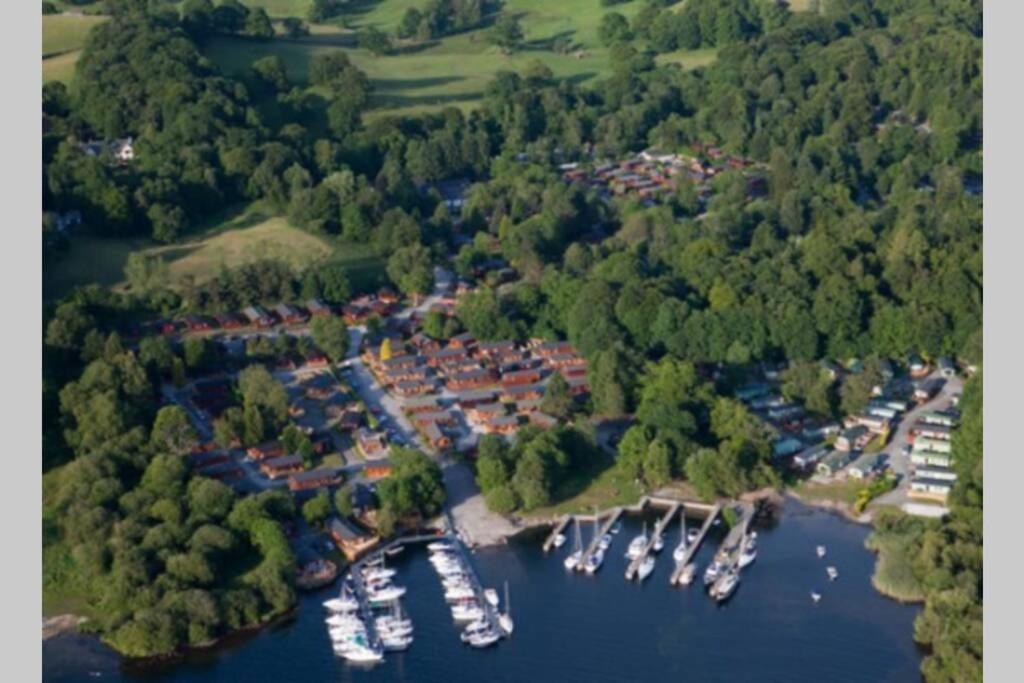 Mistletoe One Luxury Lodge With Hot Tub Windermere Esterno foto