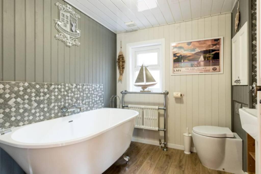 Mistletoe One Luxury Lodge With Hot Tub Windermere Esterno foto