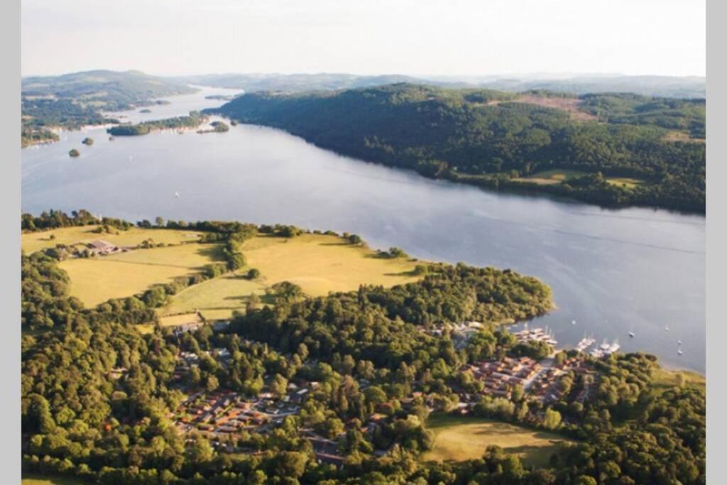 Mistletoe One Luxury Lodge With Hot Tub Windermere Esterno foto