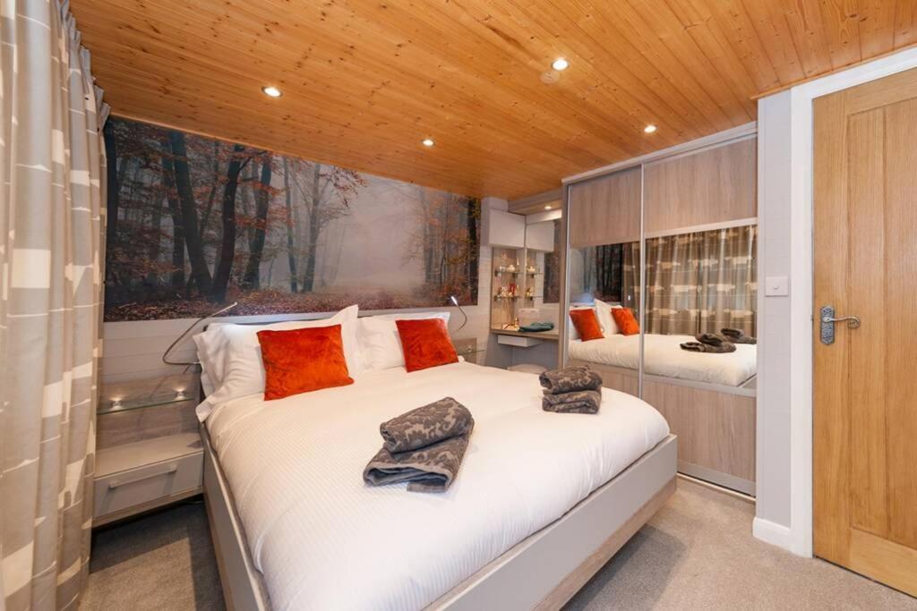 Mistletoe One Luxury Lodge With Hot Tub Windermere Esterno foto