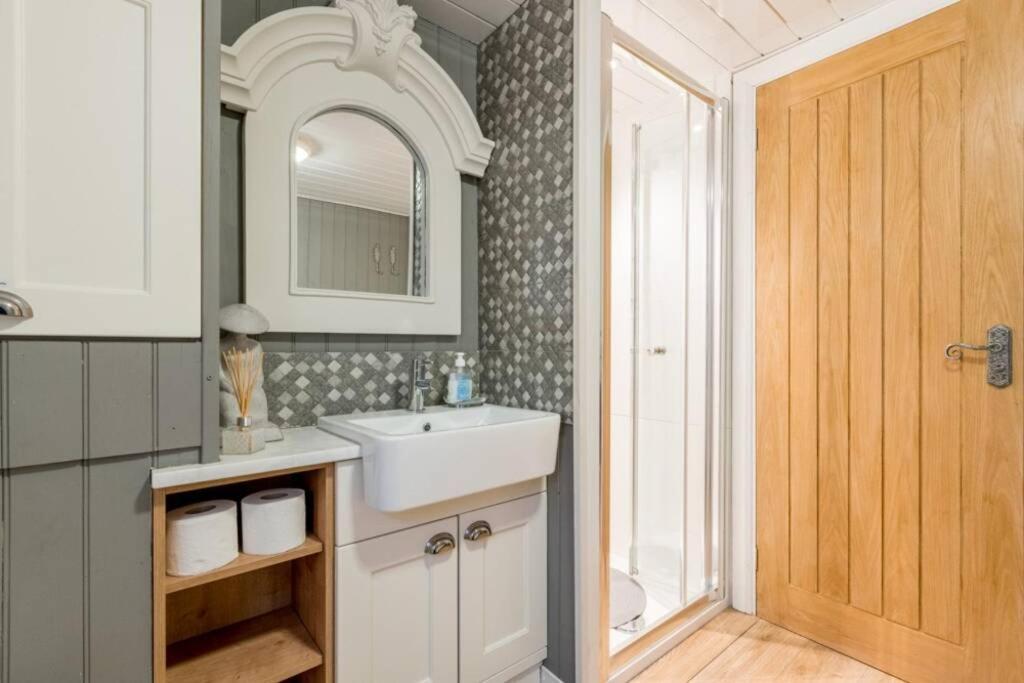 Mistletoe One Luxury Lodge With Hot Tub Windermere Esterno foto