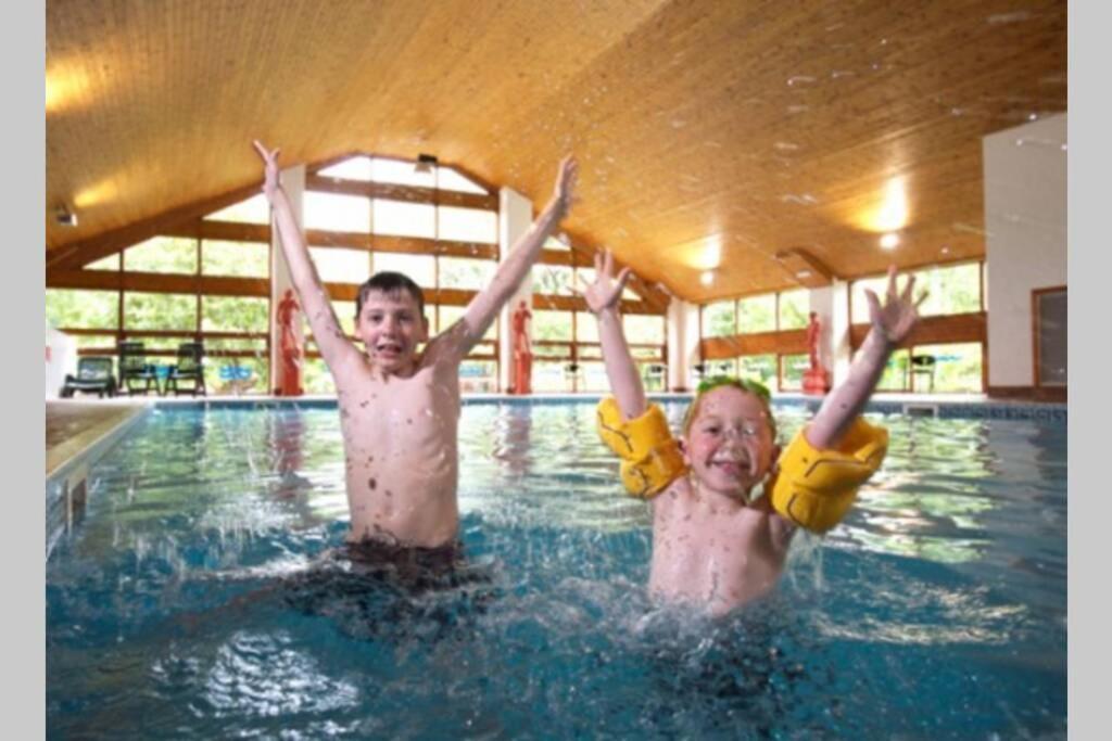 Mistletoe One Luxury Lodge With Hot Tub Windermere Esterno foto