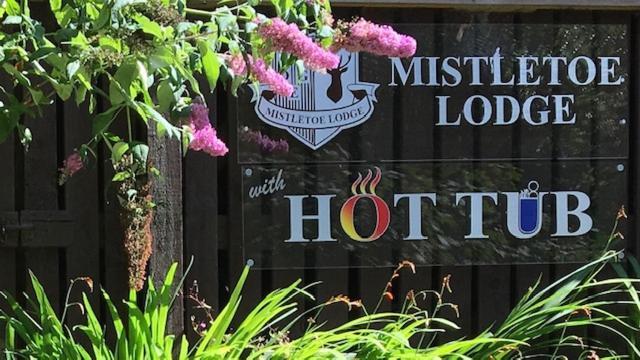 Mistletoe One Luxury Lodge With Hot Tub Windermere Esterno foto