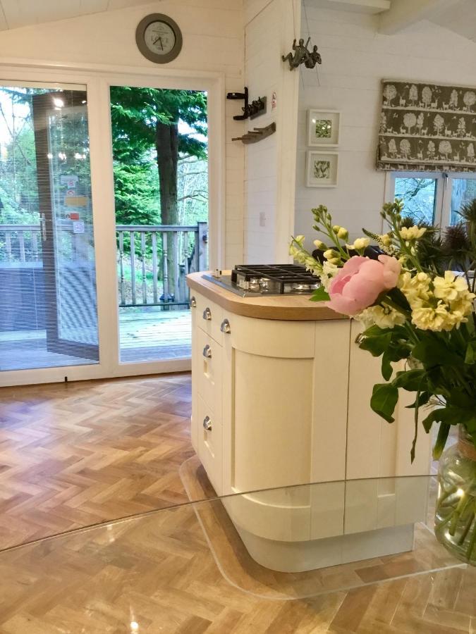Mistletoe One Luxury Lodge With Hot Tub Windermere Esterno foto